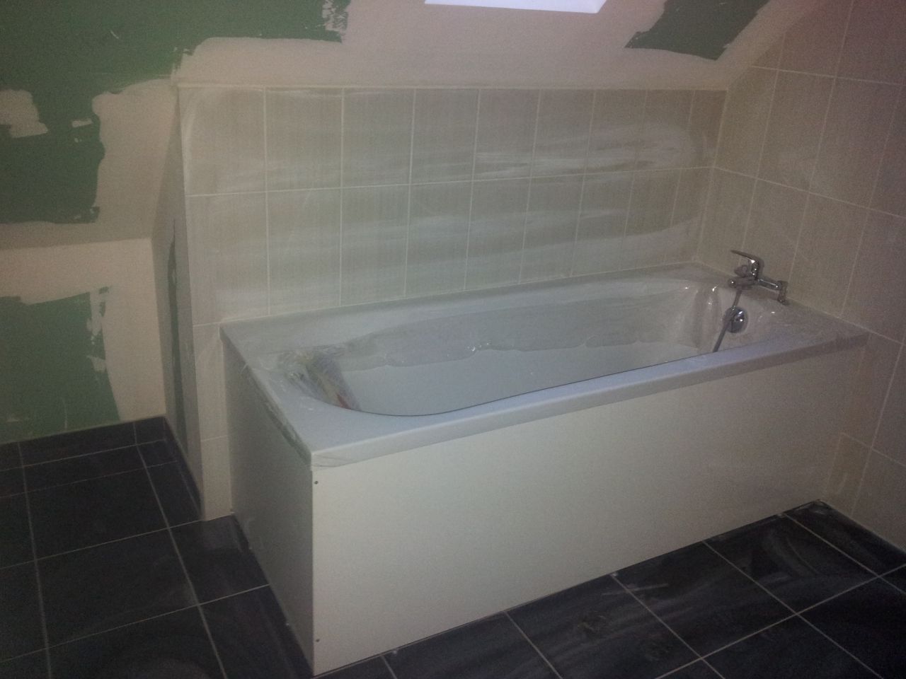 Faïences Thalis Blanco au dessus de la baignoire