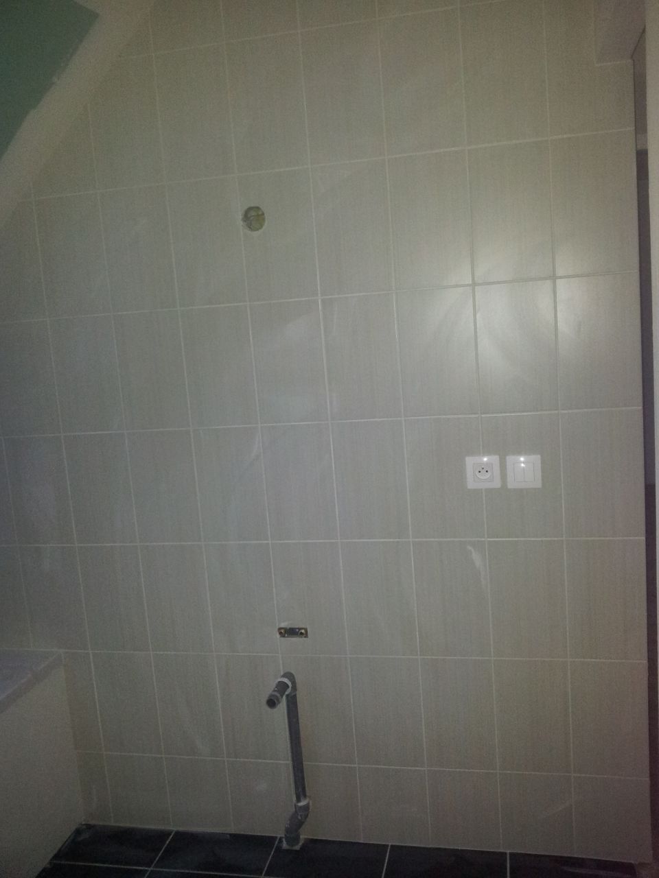 Faïences Thalis Blanco sur le mur du Lavabo