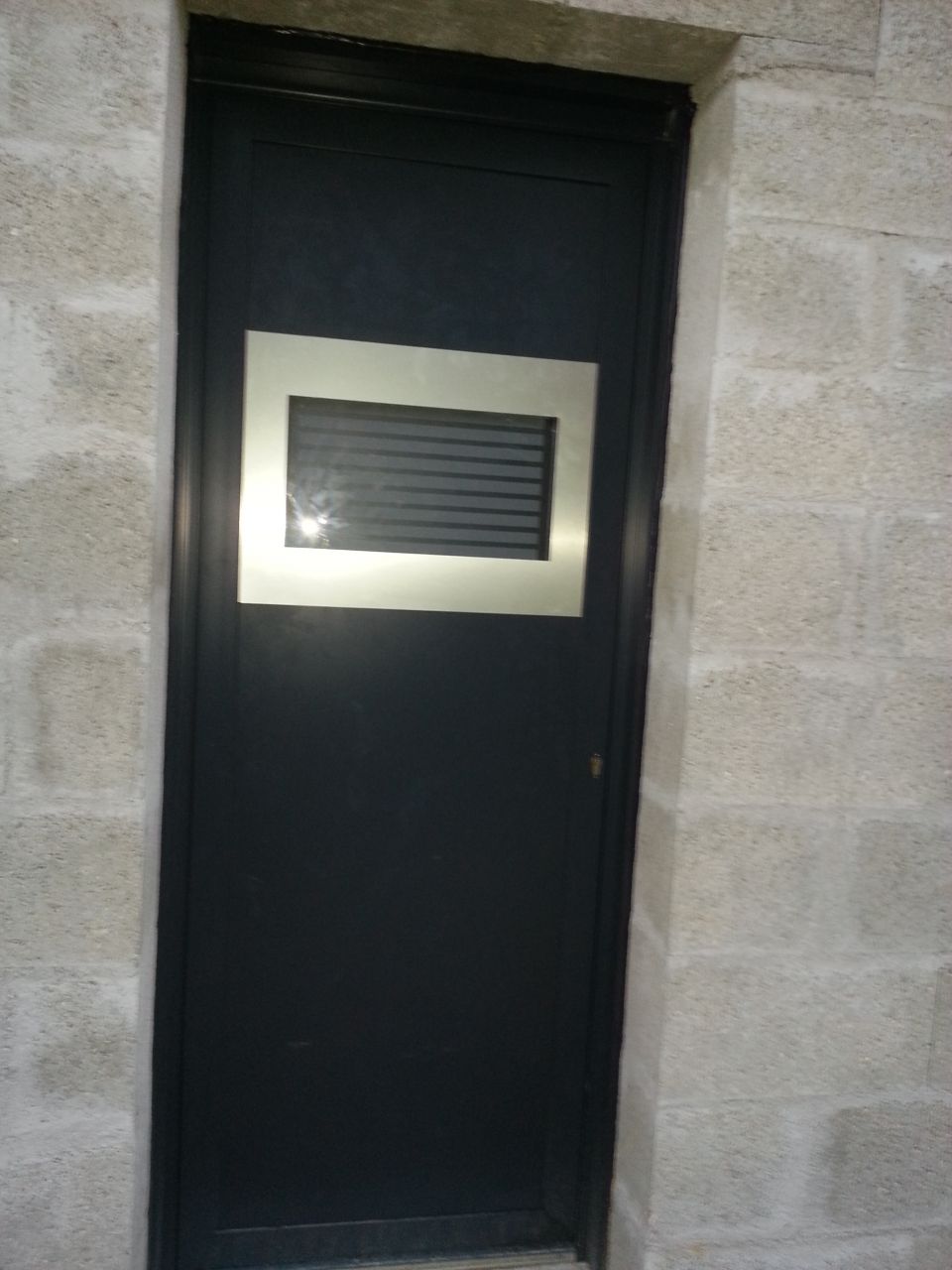 panneau définitif porte de service