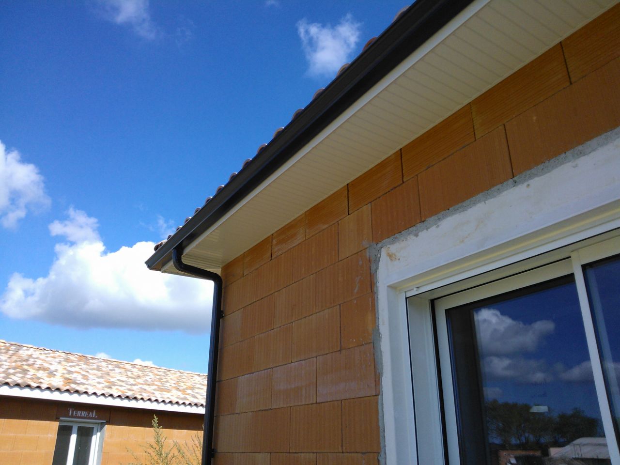 Les gouttière ont été posées. Couleur anthracite, très jolies.