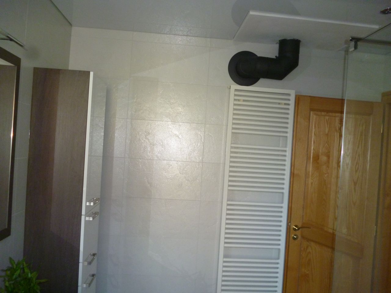 Rnovation salle de bains termine: vue du sche-serviettes et du conduit du pole  bois