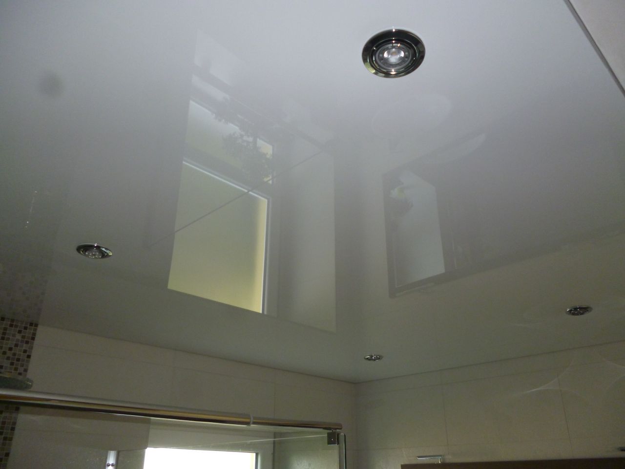 Rnovation salle de bains termine: vue du plafond tendu et spots