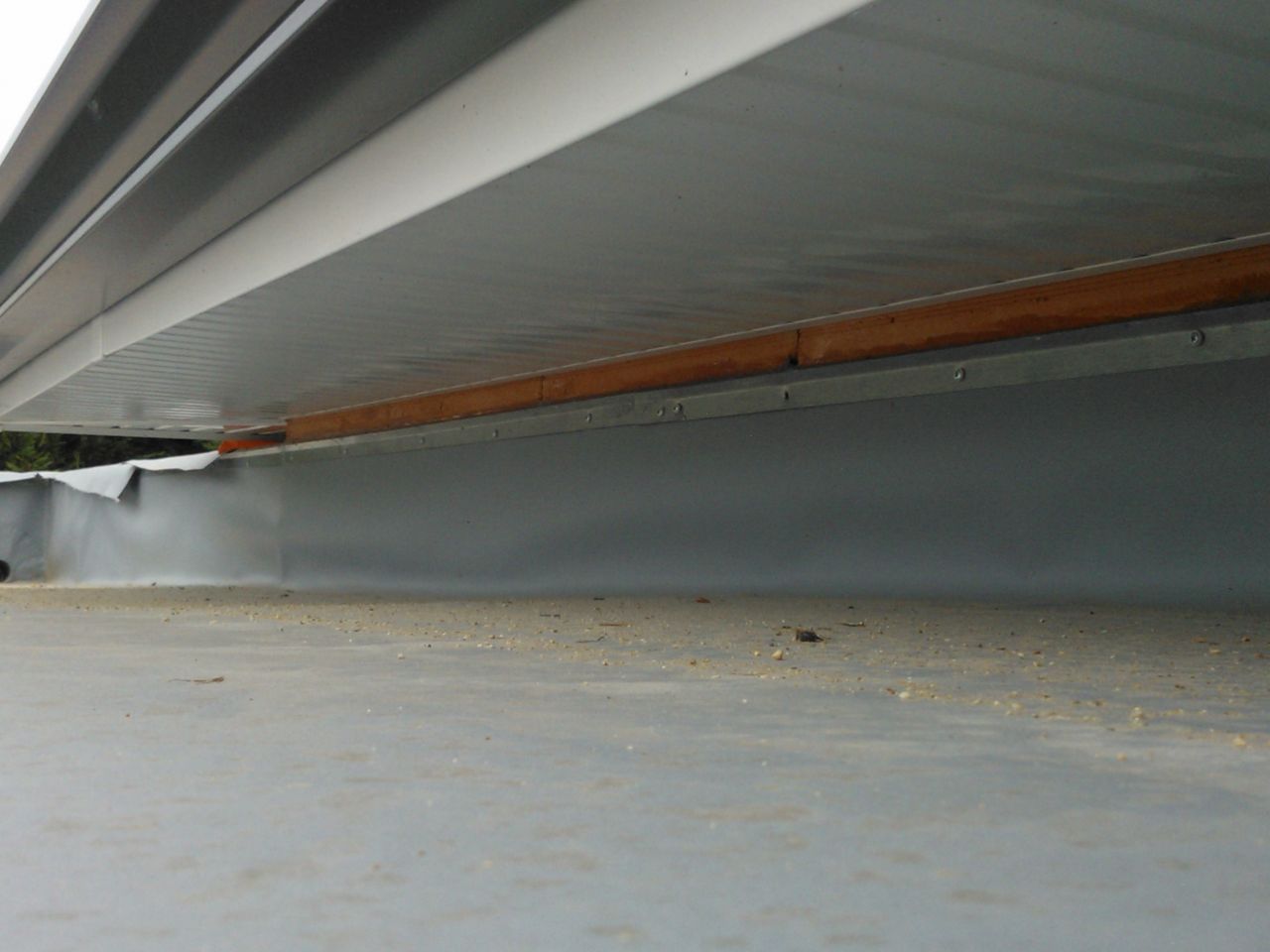 Les rives PVC au dessus du toit plat du garage
