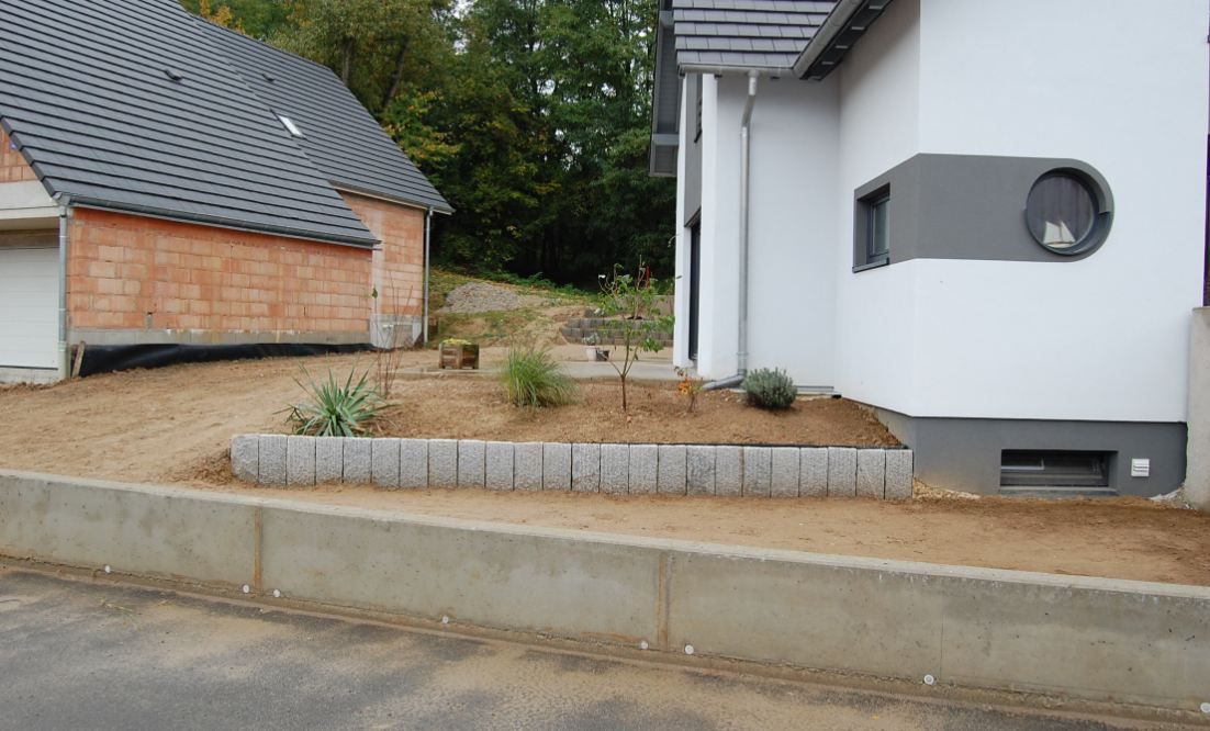 vue avant, muret en palissade granit