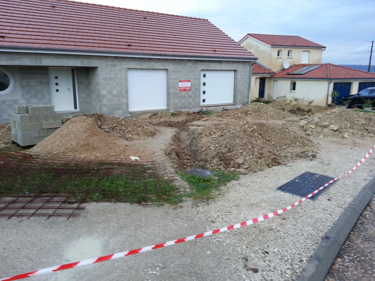 la devanture de la maison ressemble à un champ de mine avec de belles tranchées.... je suis paré en cas de guerre.