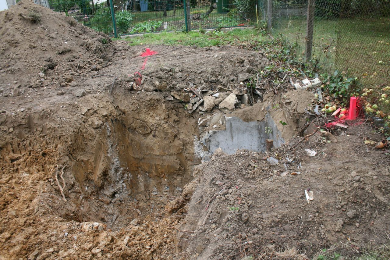 Le tour de l'ancienne cuve  eau qui empite sur les fondations de la maison