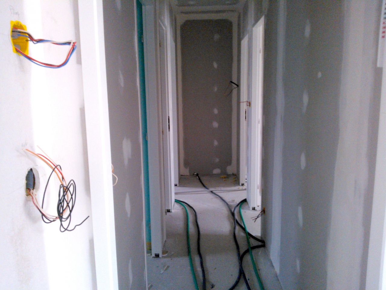 La futur centrale de programmation du chauffage en haut de la photo (placée dans un endroit témoin de la maison où la température est censée être la plus homogène)