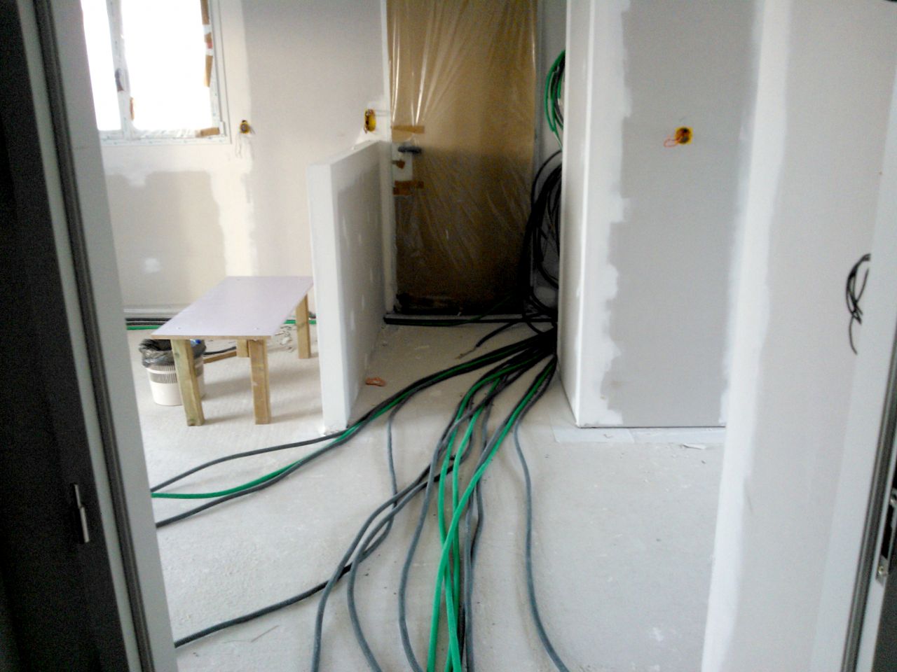 Direction le compteur électrique. Vert pour le RJ 45 et noir pour le reste.