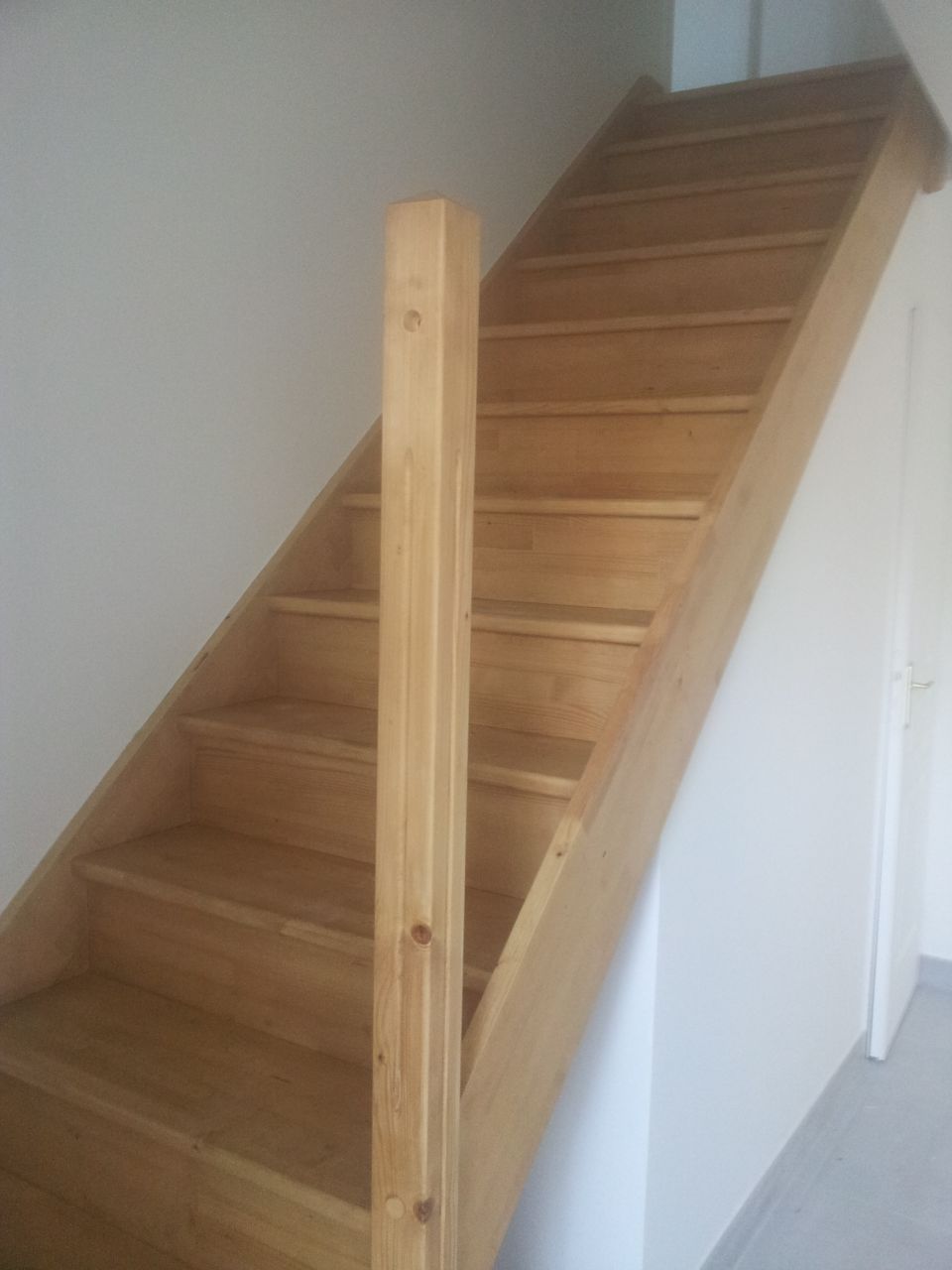 Lasure de l'escalier en chêne naturel