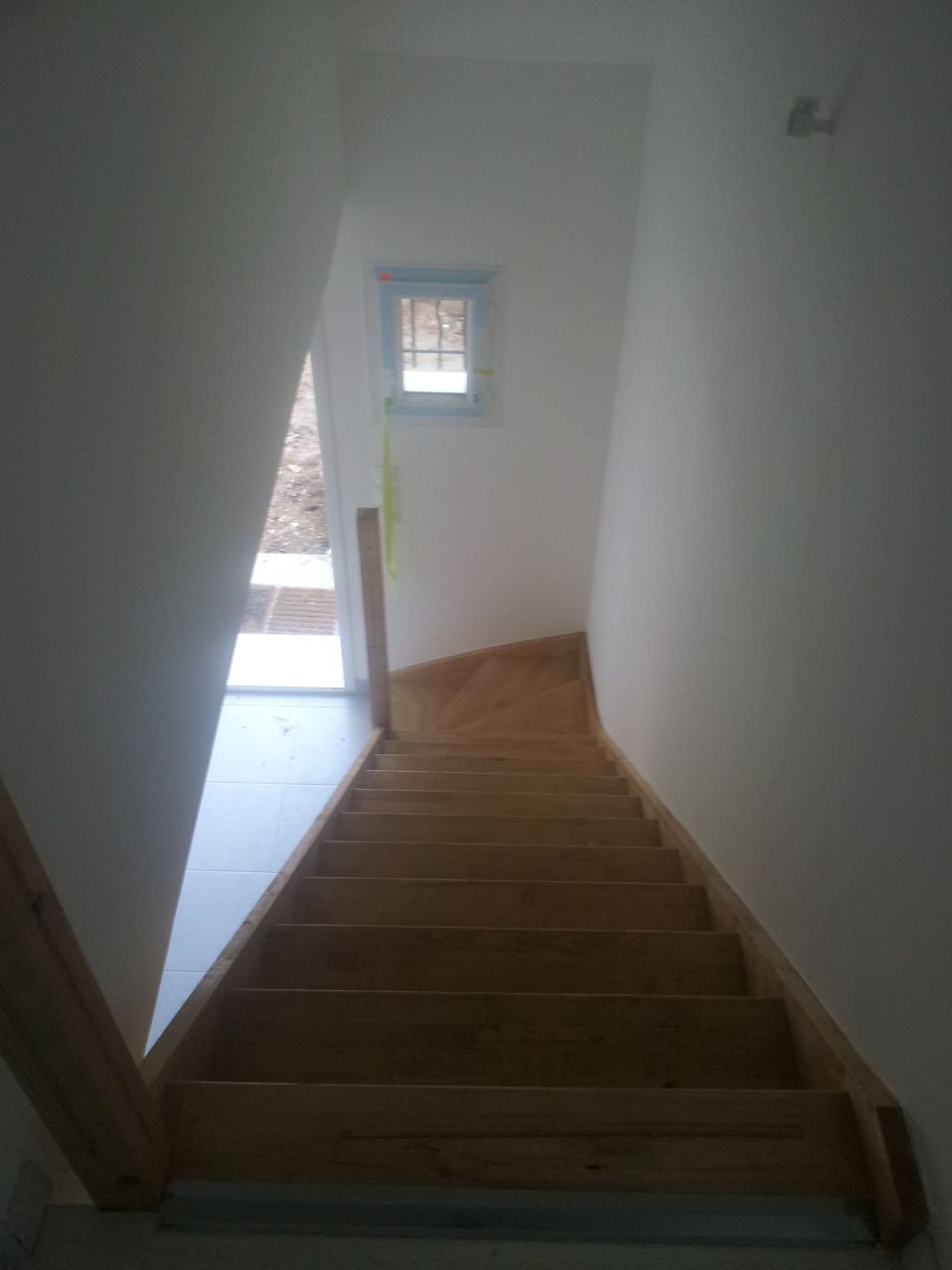 Lasure de l'escalier en chêne naturel