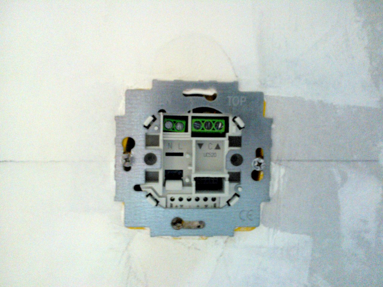 La commande des volets électriques avant la pose de l'interrupteur