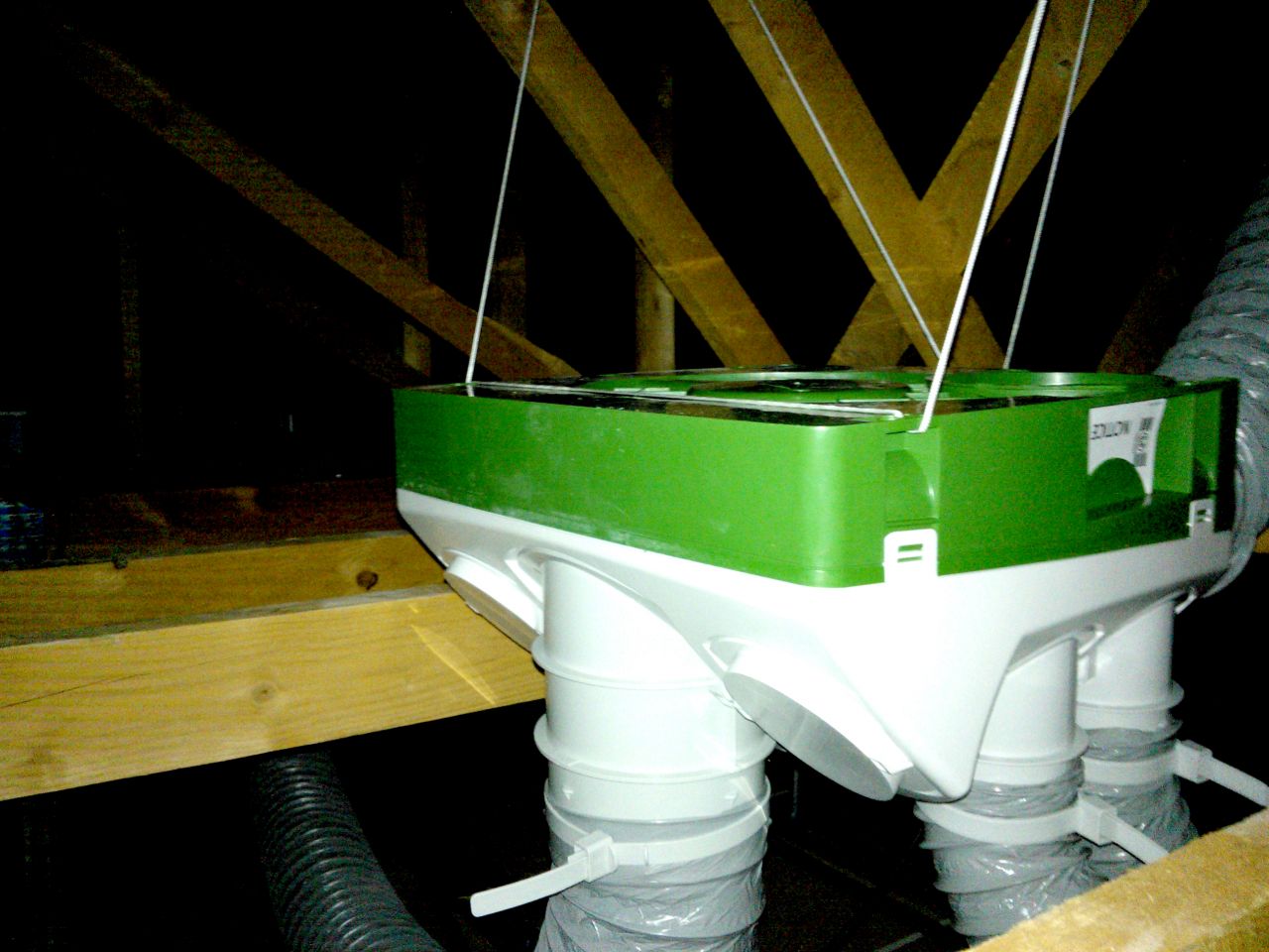 La VMC simple flux très basse consommation (seulement 7,9 watts) montée suspendue (cordelette) dans les combles pour éviter les vibrations et le bruit (< 30 db et placée au dessus de la laine de verre).