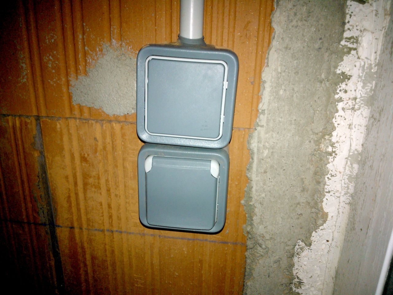 Un va et vient et une prise à l'entrée :