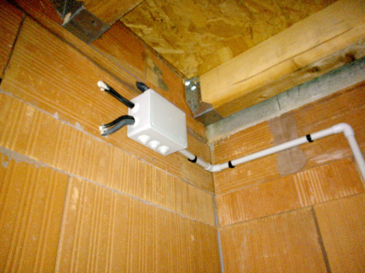 Les cables pour les prises et le plafonnier sont cachées dans la brique, top !