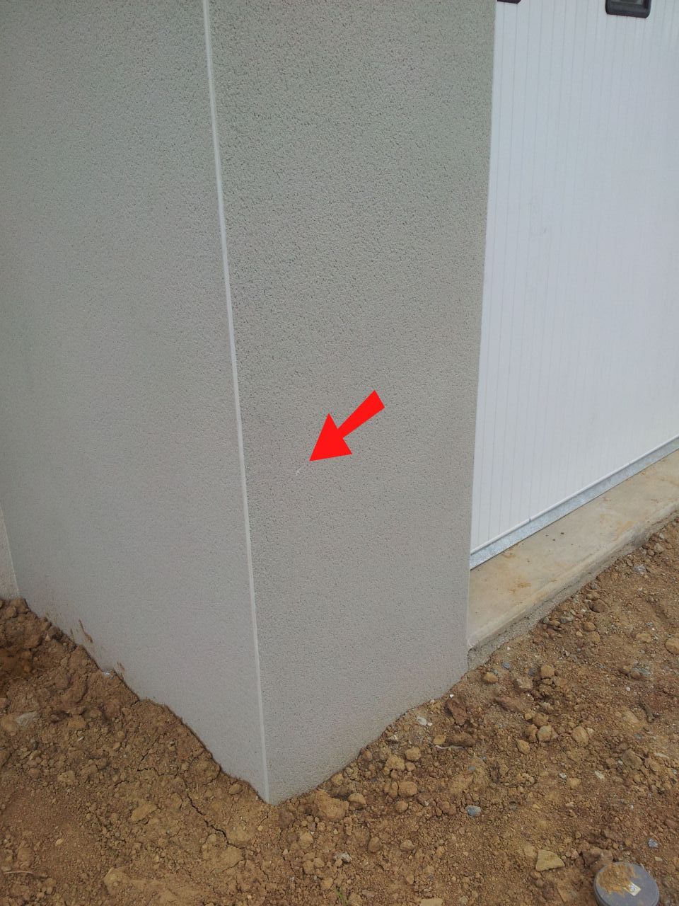 Impact sur l'enduit avant la retouche (garage)