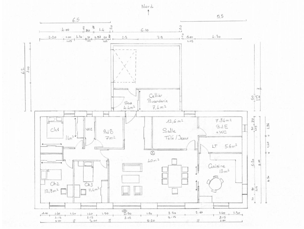 La cuisine est dplace au sud pour gagner en luminosit. La chambre intervertie avec la cuisine devient une pice tl. Eventuellement elle peut servir de chambre d'amis