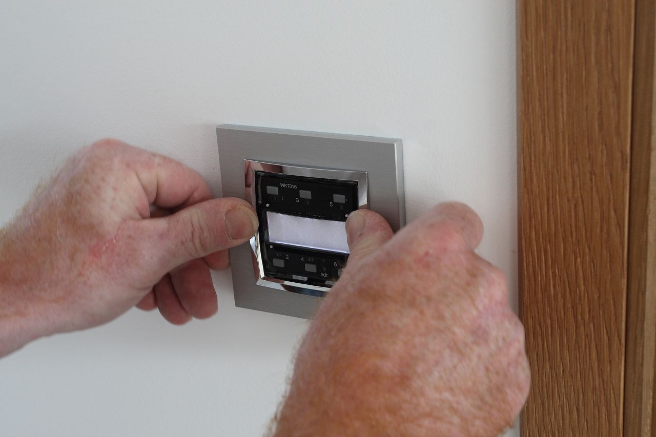 Pose des enjoliveurs et plaques des interrupteurs