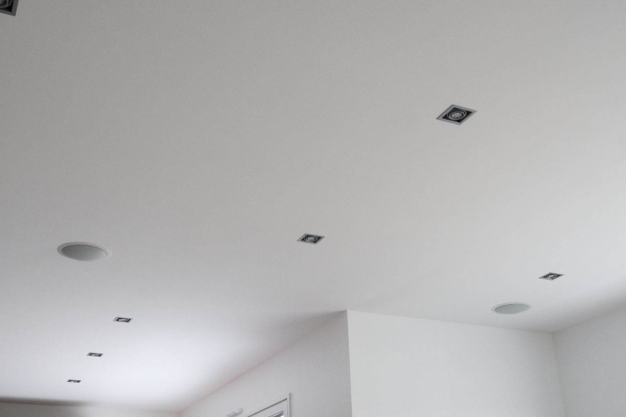 Installation des enceintes encastrées au plafond