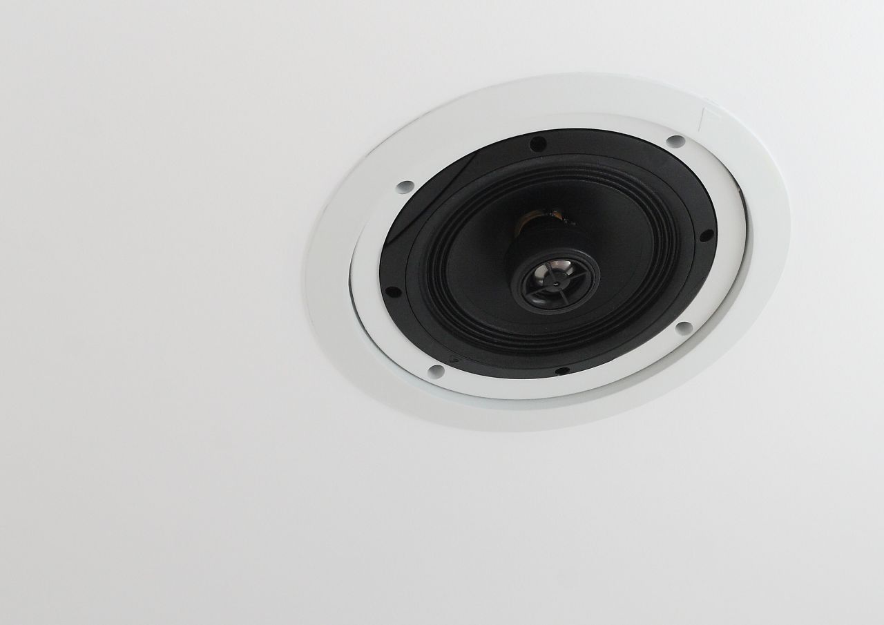 Installation des enceintes encastrées au plafond
