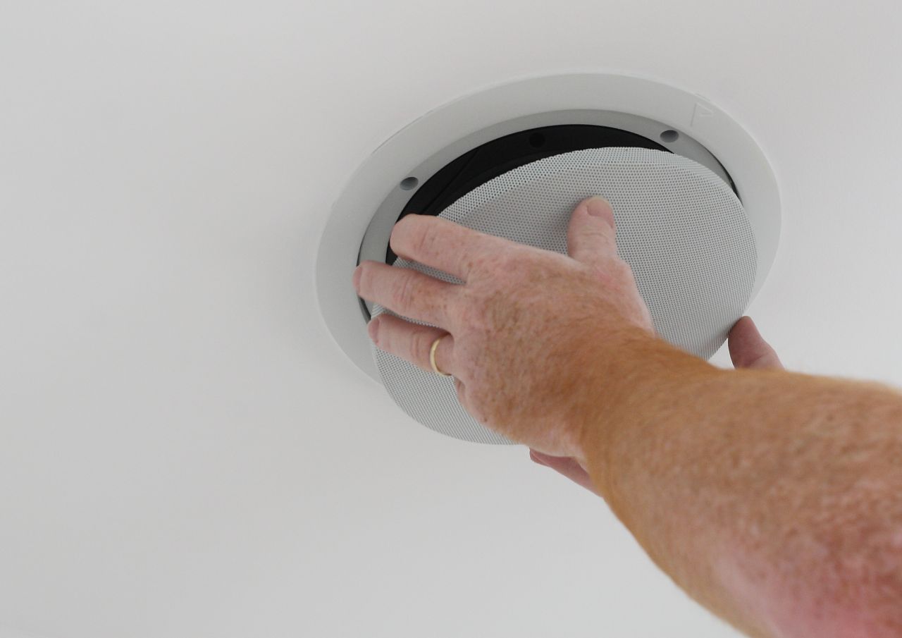 Installation des enceintes encastrées au plafond