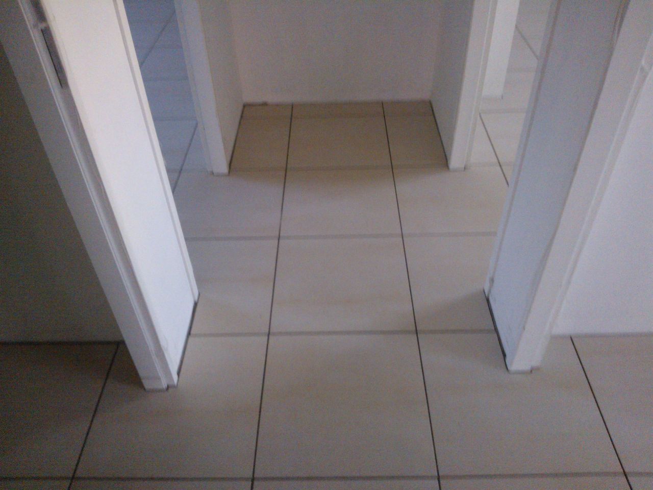 L'alignement des carreaux est fait sur une ligne qui coupe la maison en deux au milieu du couloir :