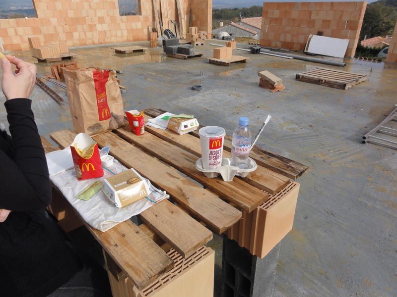 Les murs qui montent, premier repas