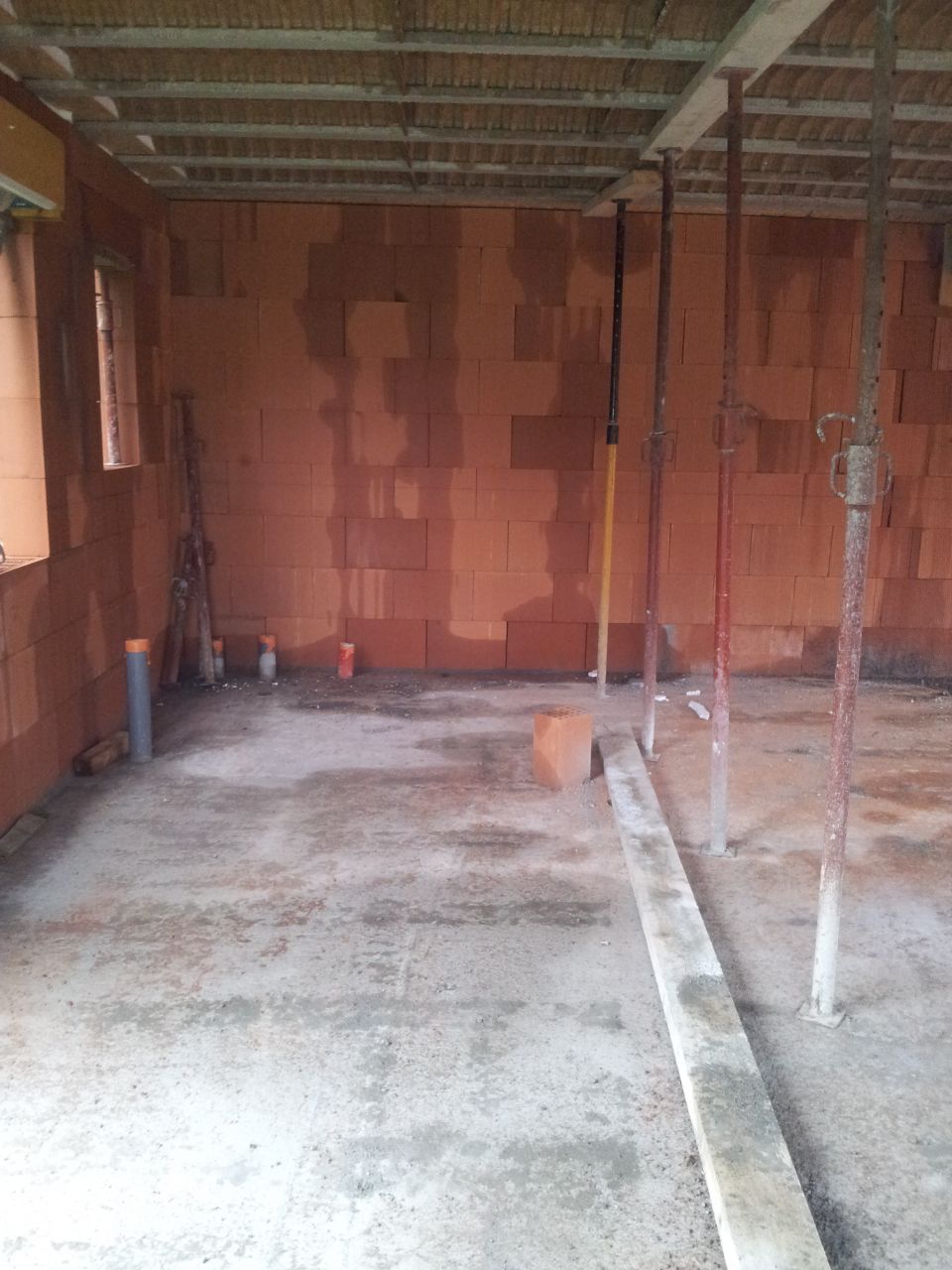 Intérieur de la maison après de très fortes pluies
<br />
Y'a des fuites pour le moment !!!