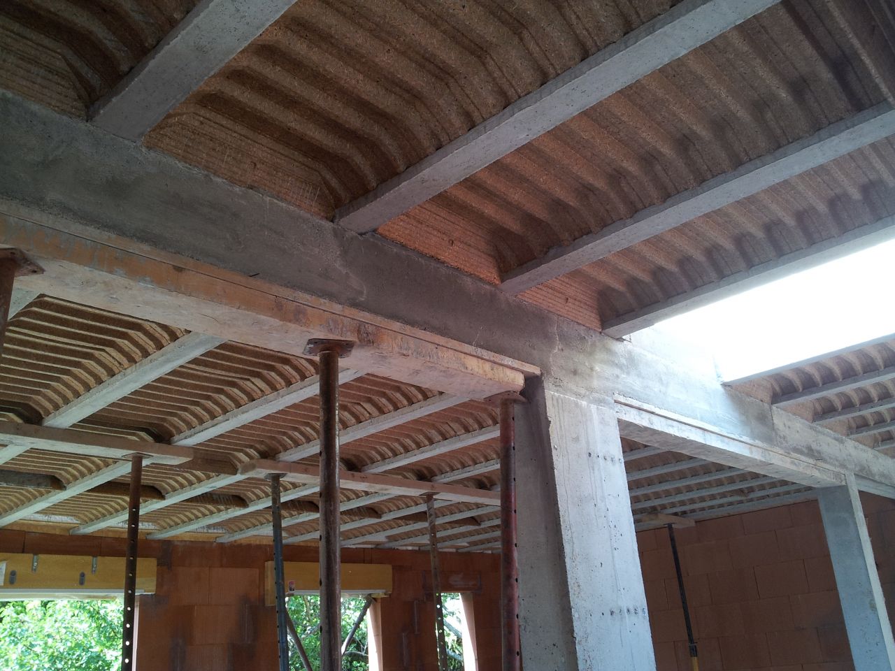 Pilier de soutien débarrassé des planches bois
<br />
(quelques fissures légères mais pas importantes pour les piliers)