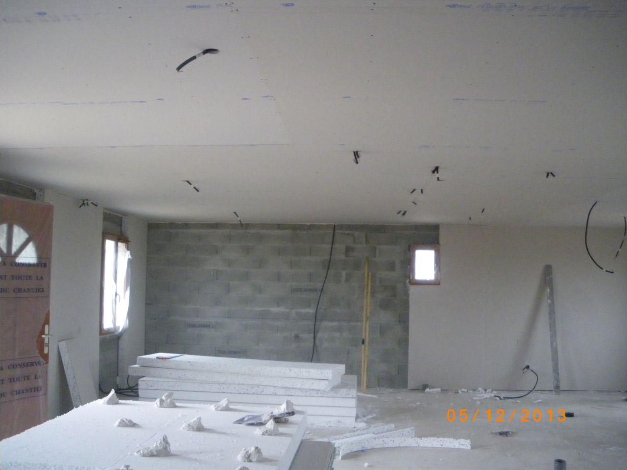 plafond pos ,sortie des cables ,debut placo murs cot face avant de la maison