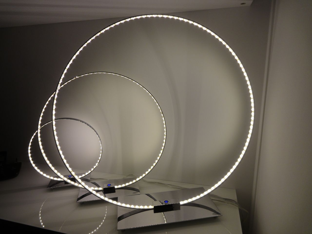 Luminaires cercle LED achetes en Allemagne (Fribourg Mbel Braun et XXL)