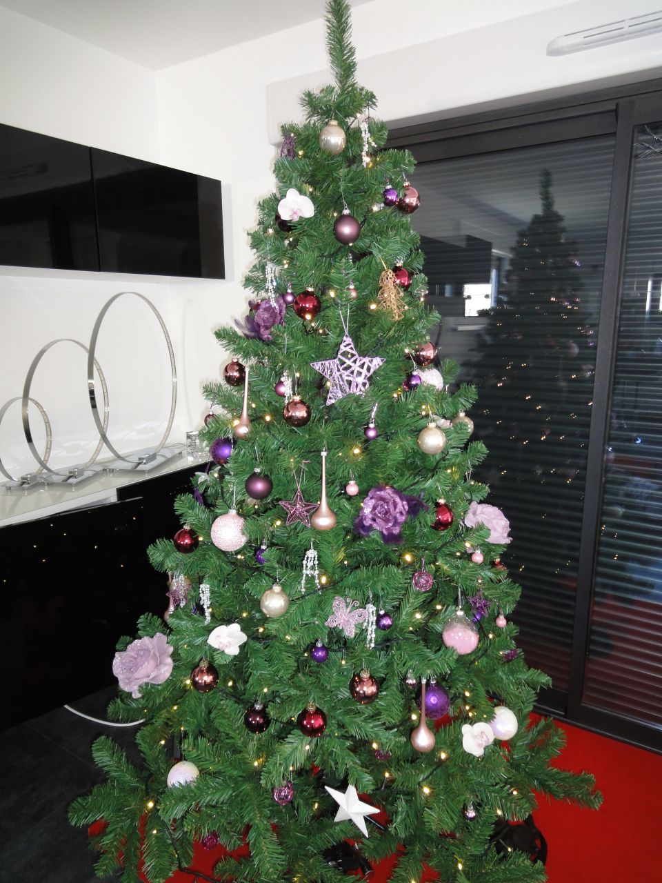 Sapin de Noel 2013 en rose et violet! avec les chatons, on a malheureusement prefere renoncer aux cheveux d'ange et guirlandes...c'est plus sur parce que deja comme ca on croise les doigts...C'est joueur un chaton!