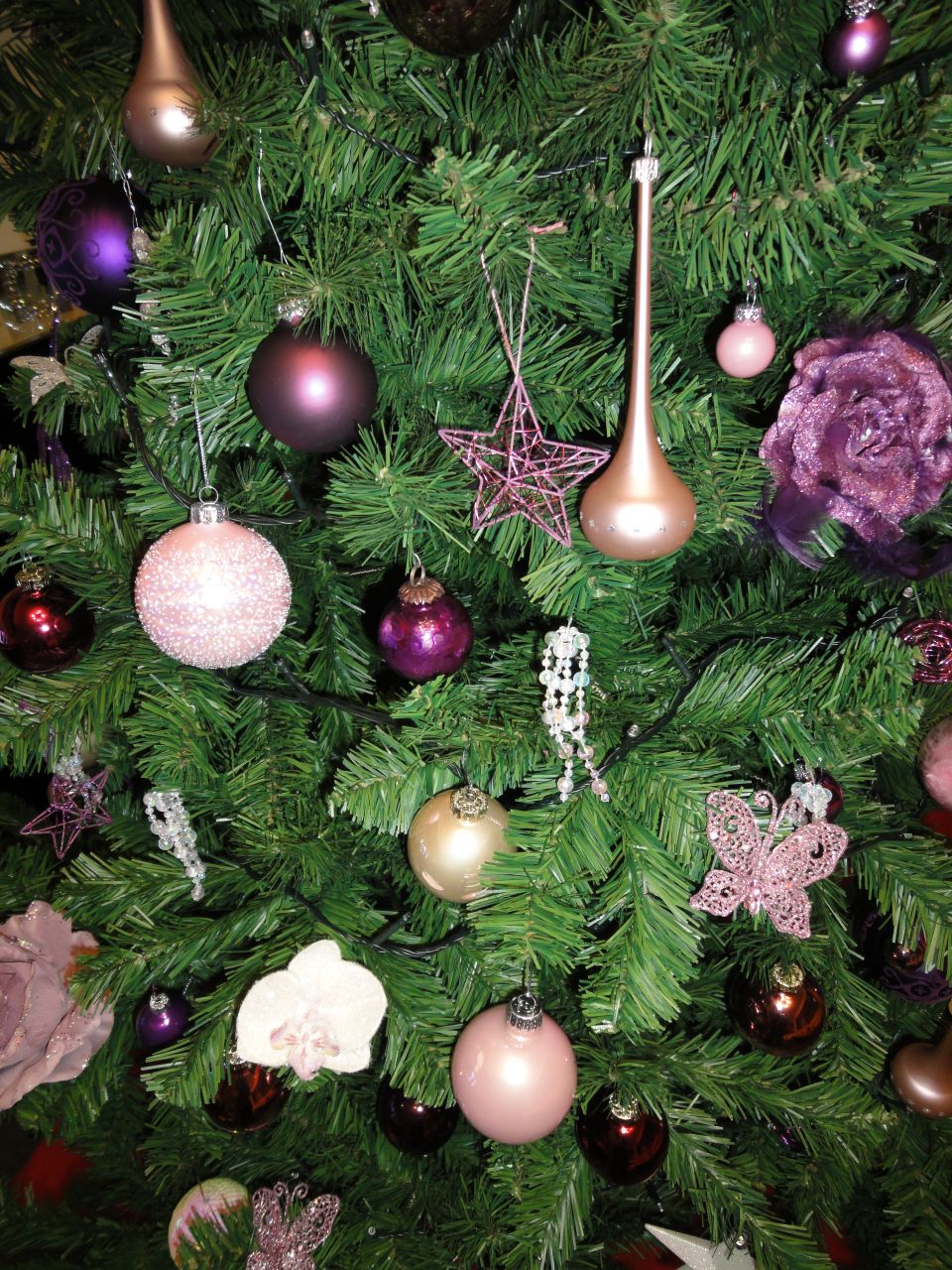 Details du sapin de Noel 2013 en rose et violet! avec les chatons, on a malheureusement prefere renoncer aux cheveux d'ange et guirlandes...c'est plus sur parce que deja comme ca on croise les doigts...C'est joueur un chaton!