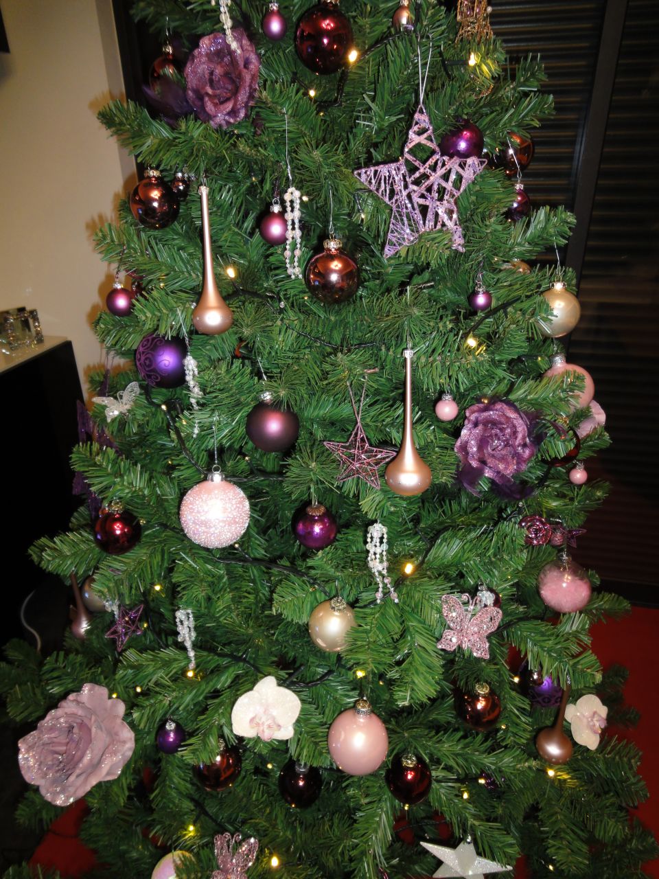 Details du sapin de Noel 2013 en rose et violet! avec les chatons, on a malheureusement prefere renoncer aux cheveux d\'ange et guirlandes...c\'est plus sur parce que deja comme ca on croise les doigts...C\'est joueur un chaton!
