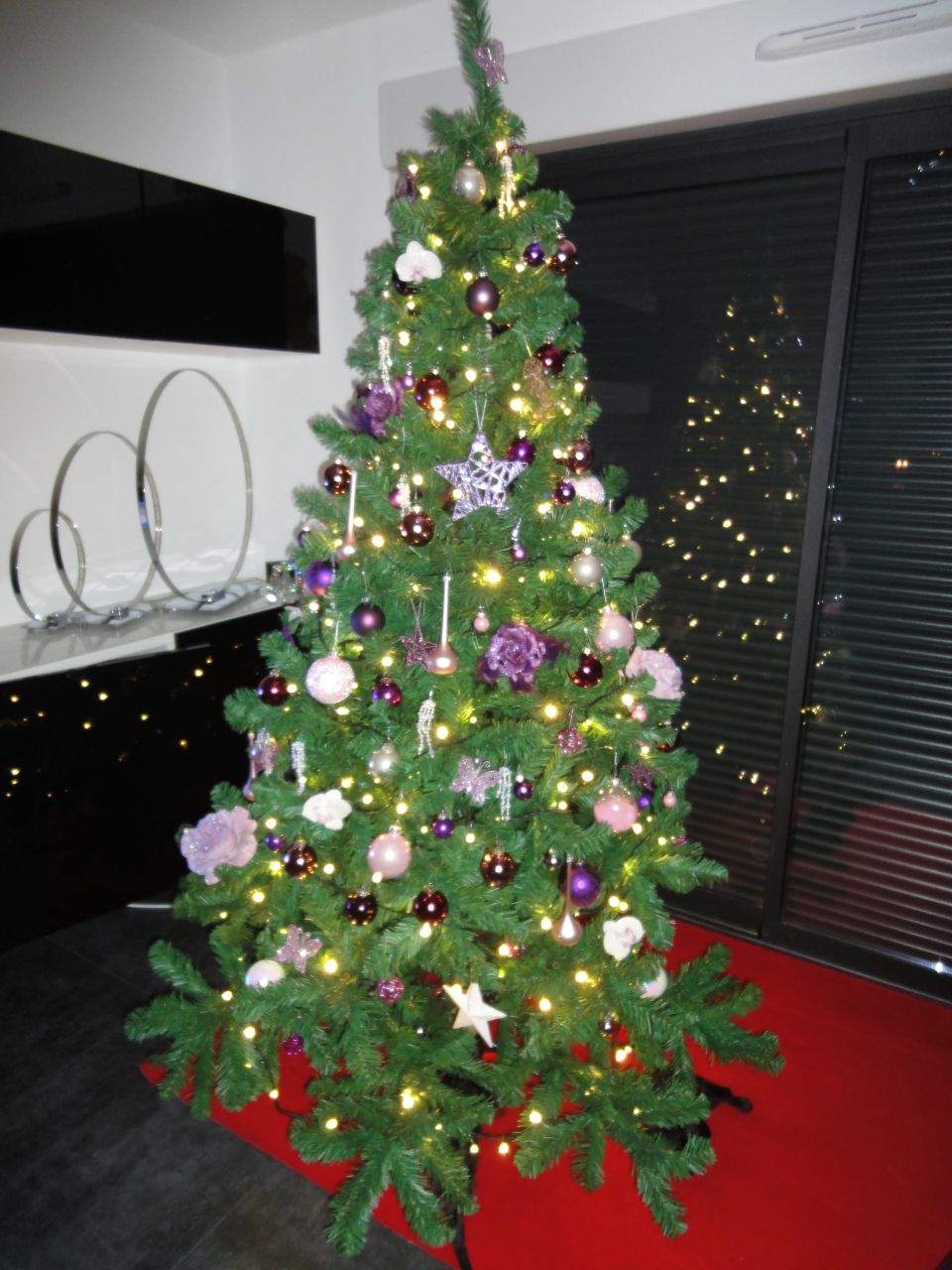 Sapin de Noel 2013 en rose et violet! avec les chatons, on a malheureusement prefere renoncer aux cheveux d'ange et guirlandes...c'est plus sur parce que deja comme ca on croise les doigts...C'est joueur un chaton!