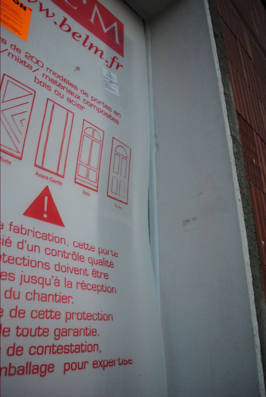 Béton blanc abîmé