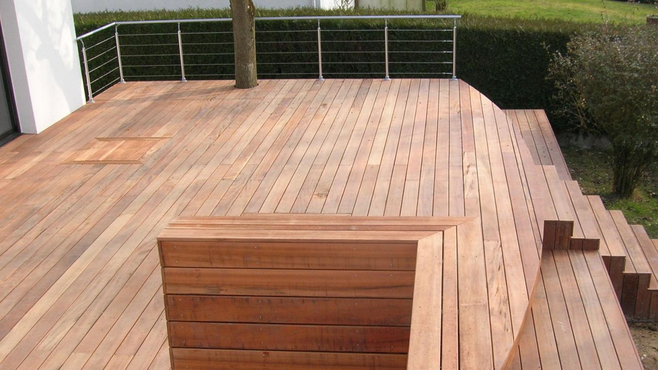 Idée terrasse en bois composite sur pilotis