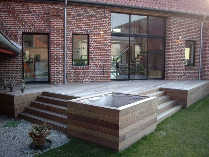 Idée terrasse en bois composite sur pilotis