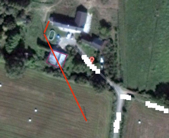 En rouge : ligne EDF passant au dessus de la dpendance et alimentant ma maison.
<br />
En violet : dpendance.