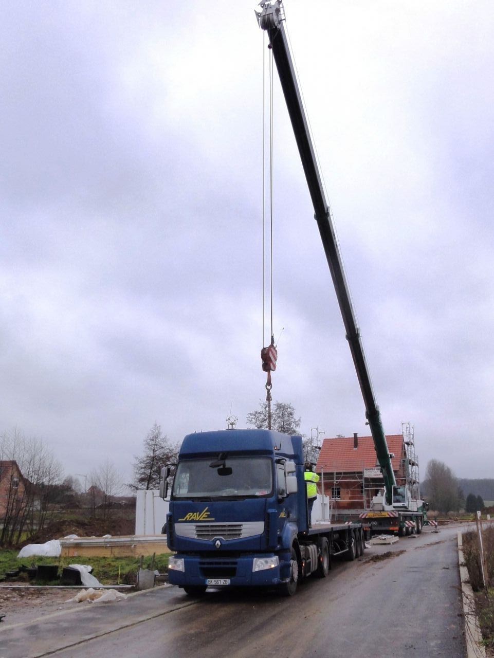 la grue et le camion sont arrivs le matin ;  13h tout est dpos