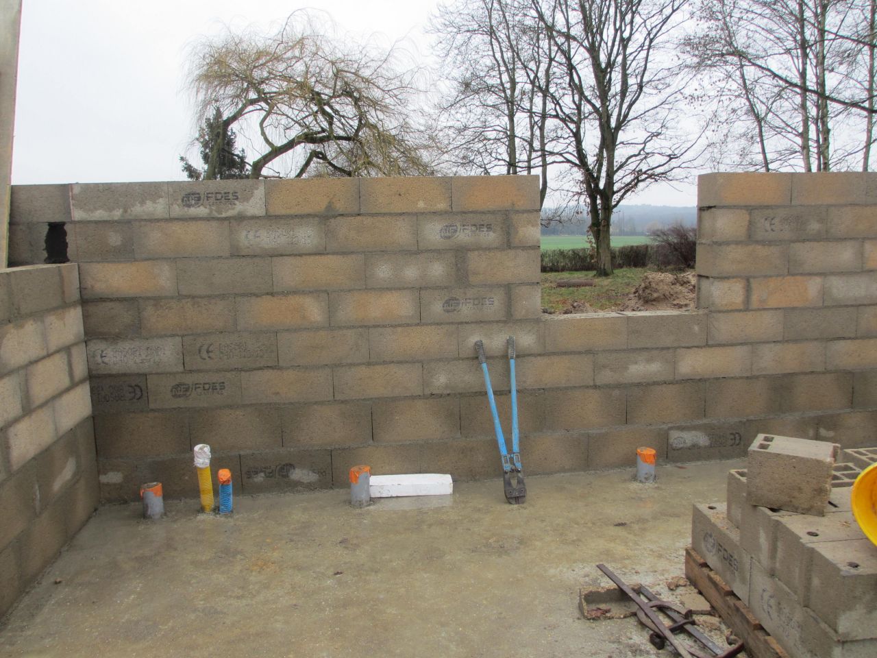 Vue sur le mur du garage, le cellier et la fenêtre de la cuisine