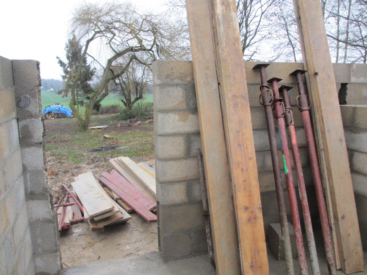 Porte arrière du garage et matériel pour la suite des travaux...