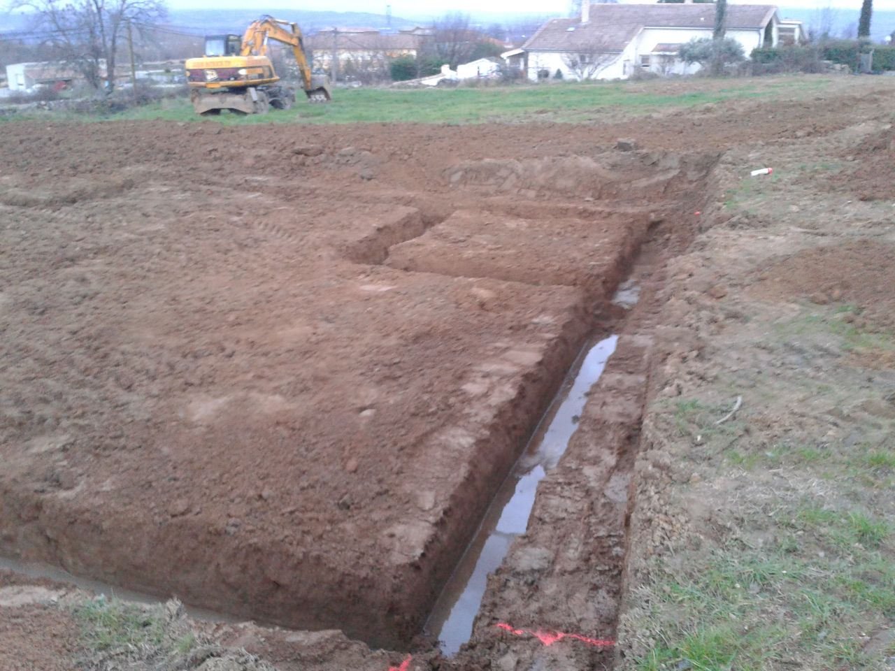 L'ouverture du chantier a commencé le 23-1-2014.
<br />
Nous avons pouvons enfin nous rendre compte de la taille de notre maison et de son emplacement sur le terrain