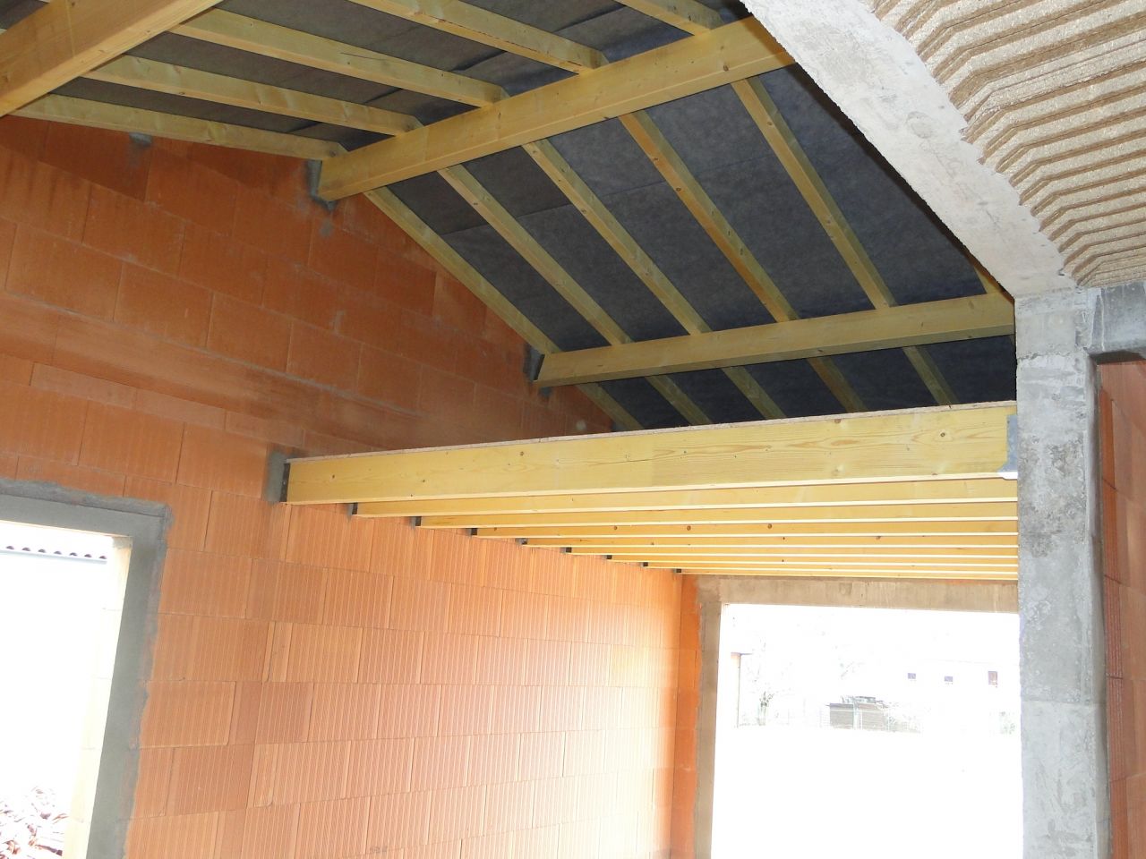 Mezzanine qui se trouve sur la moitié du garage