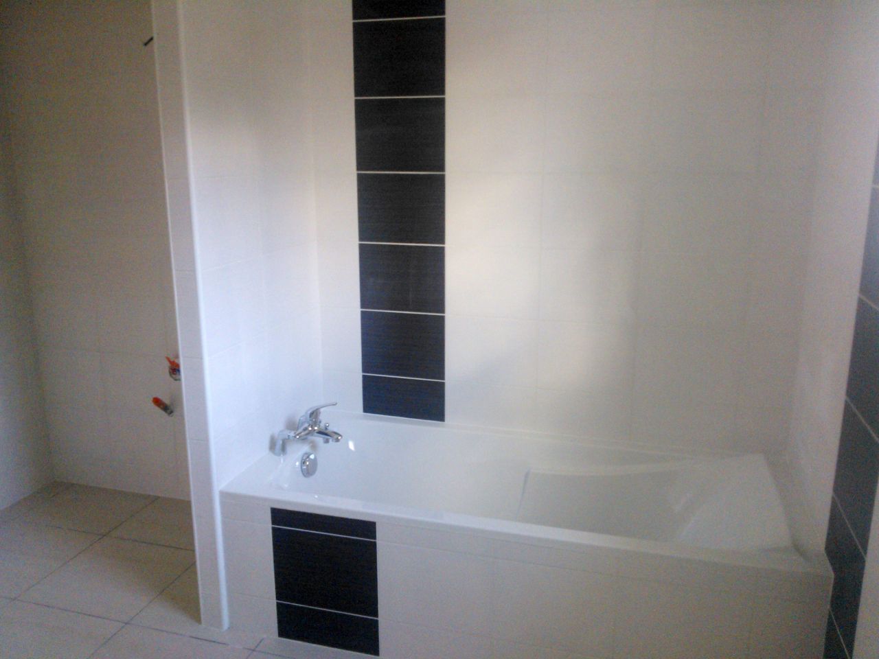 La salle de bain avec le carrelage de la gamme premium du ccmi de chez Olmière. Je suis super content du résultat, Simple mais classe.