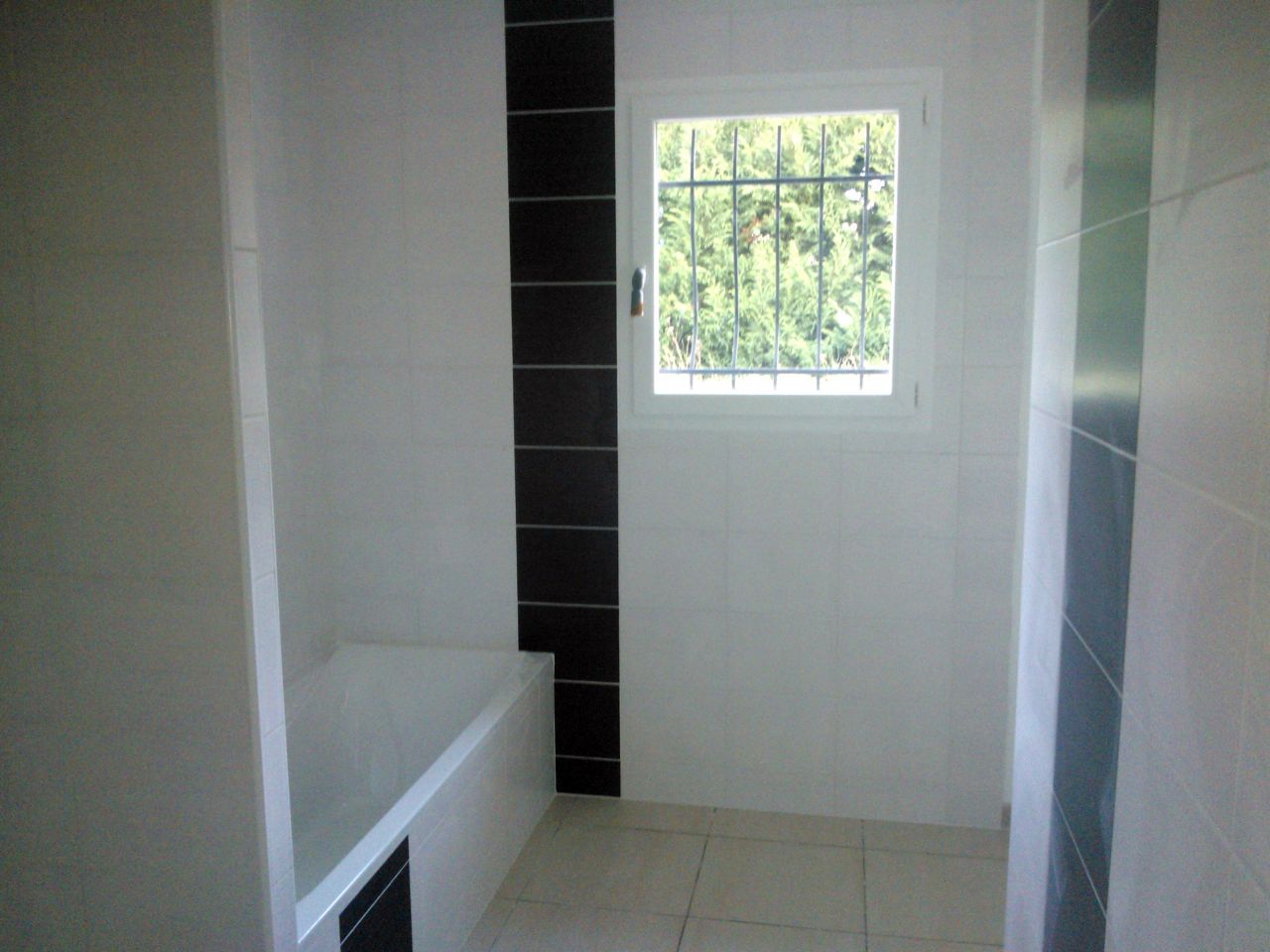 La salle de bain avec le carrelage de la gamme premium du ccmi de chez Olmière. Je suis super content du résultat, Simple mais classe.