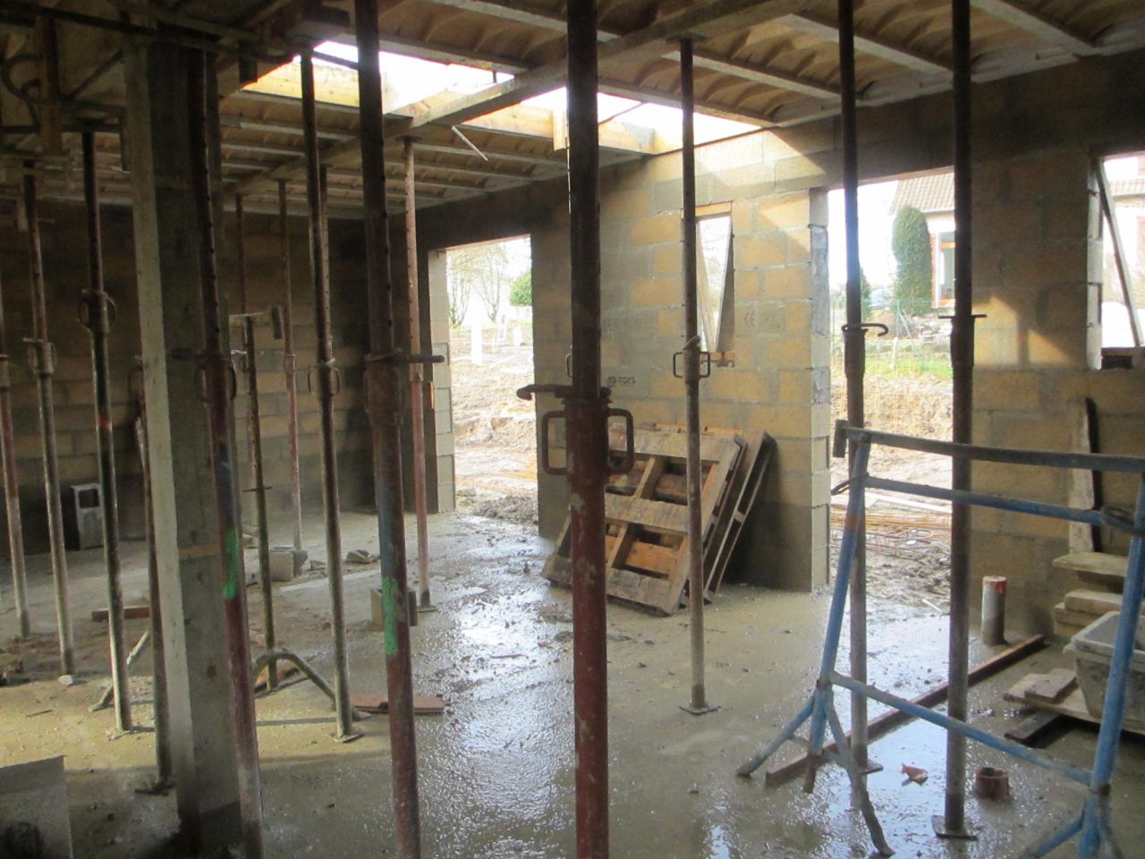 Vue sur salon et trémie à côté de la porte d'entrée