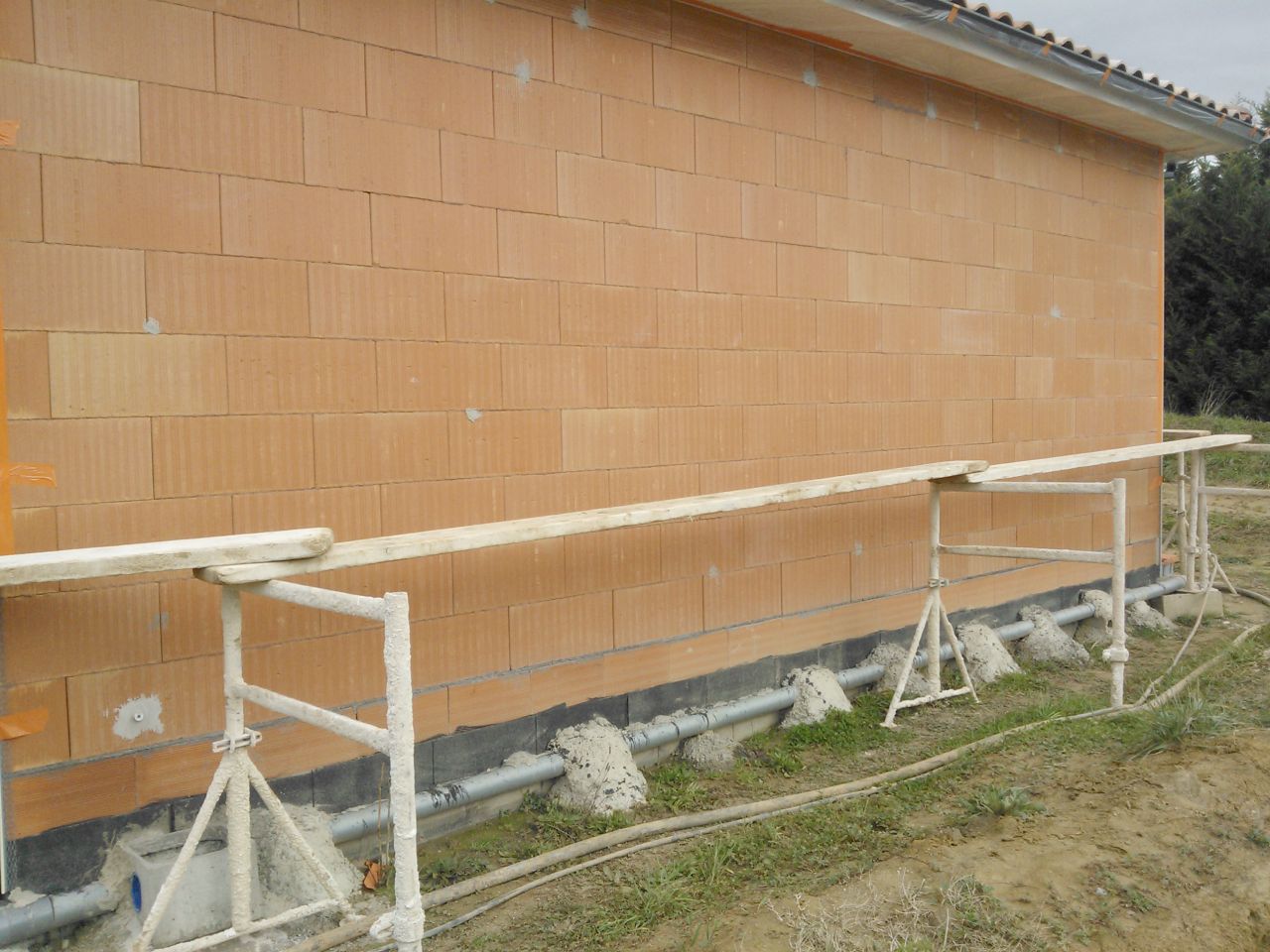Pose des échaffaudages. Pose des baguettes d\\\\\\\\\\\\\\\\\\\\\\\\\\\\\\\'angles.