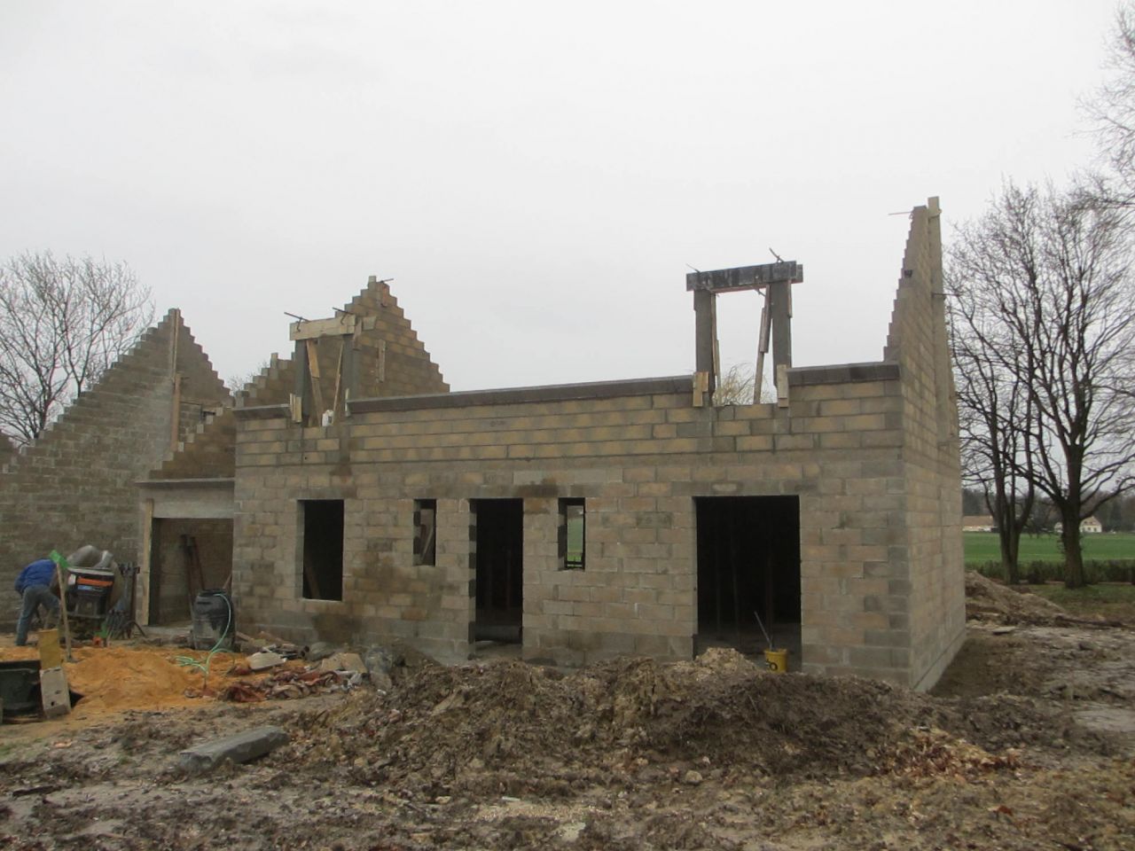 La maison avec pignons et fenêtres!