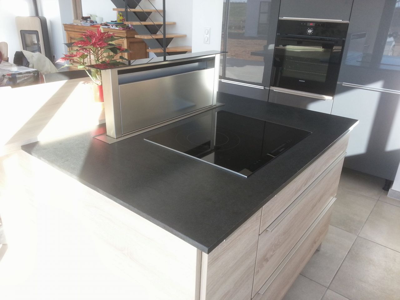 Granit Zimbabwe avec table cuisson et Hotte encastrée relevée