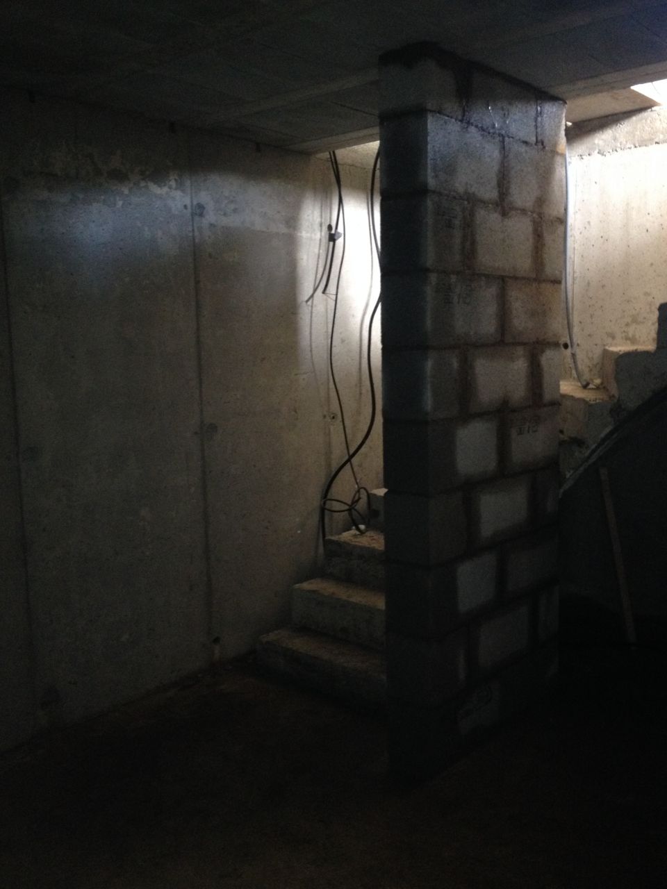 Voila le morceau de mur qui servira donc d'appuie pour la porte blinde du garage.